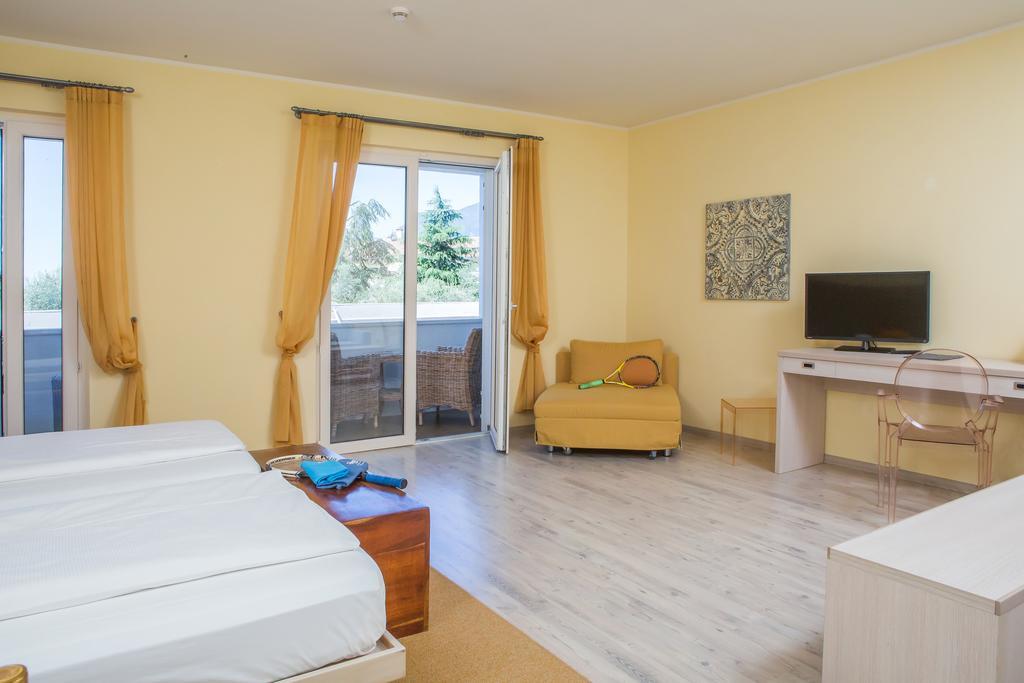 Club Hotel Olivi - Tennis Center Μαλτσεζίνε Εξωτερικό φωτογραφία